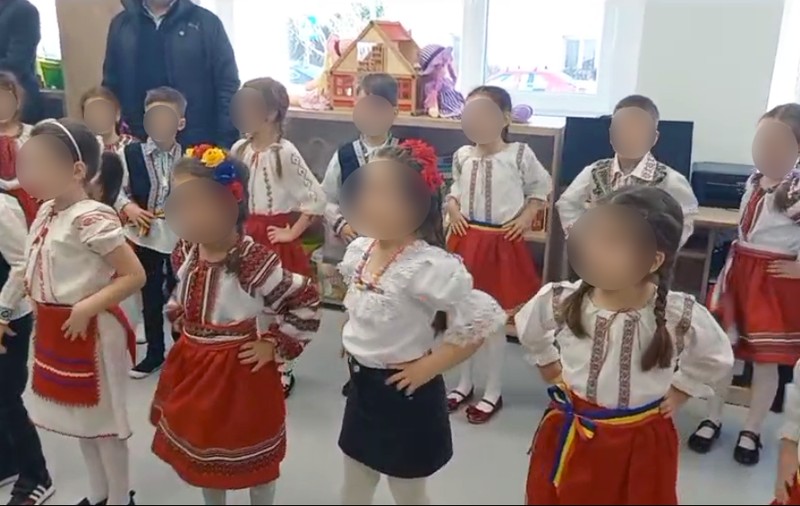 Aflați la cursuri online, copiii de la o grădiniță din Focșani au fost aduși să recite la inaugurarea clădirii, în fața primarului