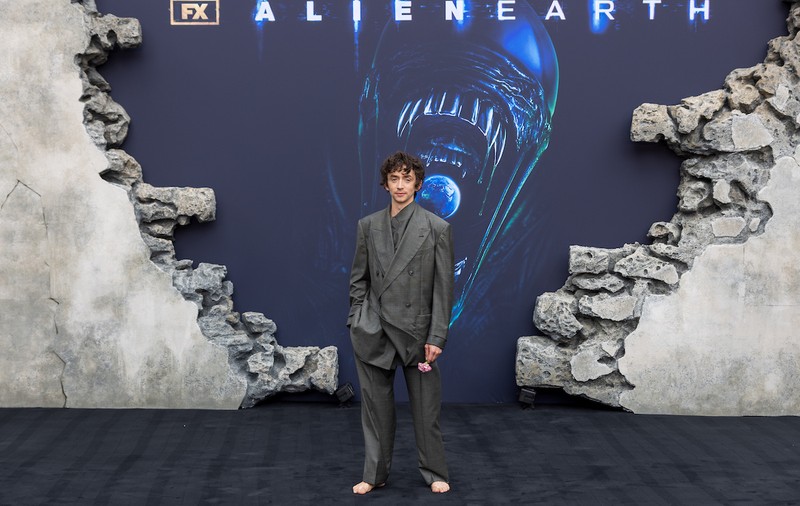 Actorul care a apărut desculț la premiera serialului „Alien: Earth”. S-a lăsat influențat de personajul lui, un miliardar cu o obsesie inspirată de Peter Pan