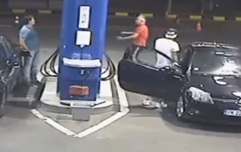 VIDEO / Ce a pățit un bulgar care fuma în benzinărie și a refuzat să stingă țigara