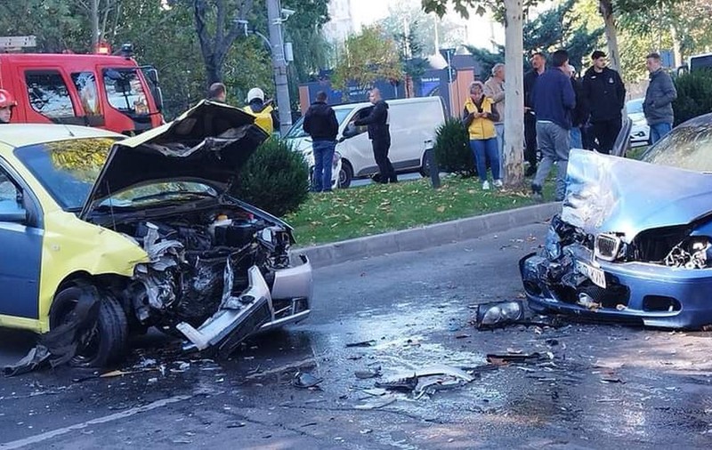 Tânăr fără permis, reținut după un accident în Drumul Taberei din București. A intrat pe contrasens, a lovit o altă mașină, apoi a fugit