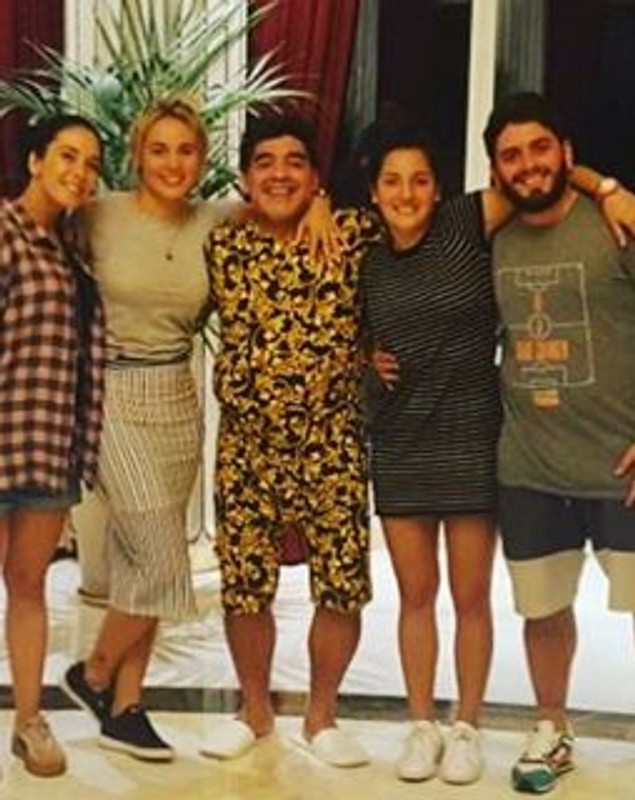Râzi cu lacrimi. Cum a apărut îmbrăcat Maradona de ziua lui! Ce mesaj le-a transmis suporterilor lui Napoli | VIDEO