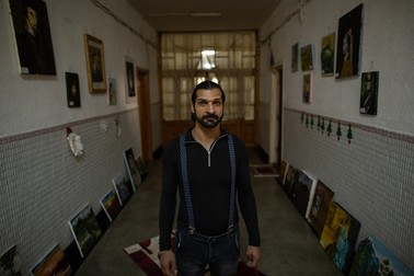 Tiberiu Iakab, înconjurat de tablourile sale din centrul în care locuiește de 18 ani