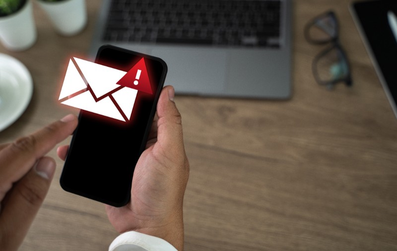 Atenție la SMS-urile cu taxe de parcare false: noua fraudă folosește frica de penalități ca să-ți fure datele