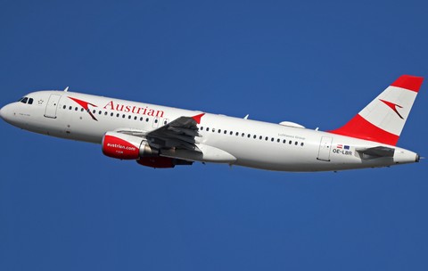 Un avion de pasageri Airbus al companiei Austrian Airlines (cu înmatricularea OE-LBR) aflat în zbor