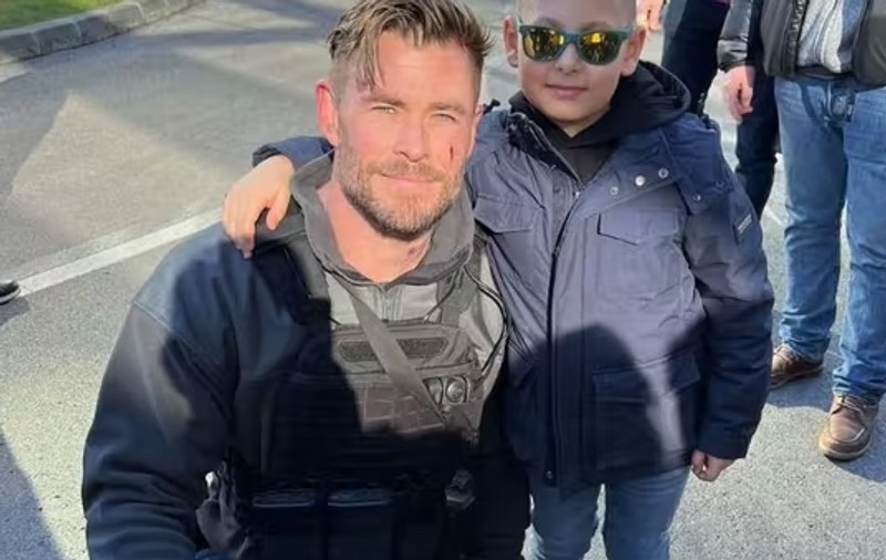 Teo, un puști de 9 ani de origine română, lângă starul de la Hollywood Chris Hemsworth. „Nu are aere, l-a îmbrățișat pe loc”