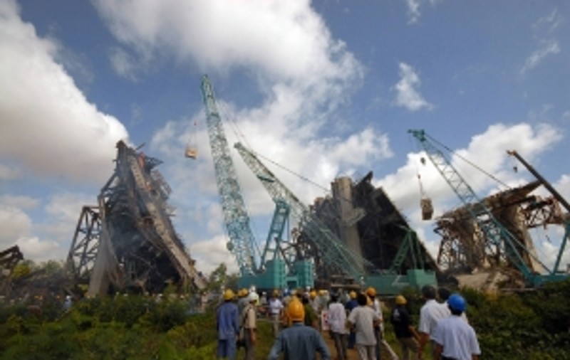 Ora 16.00: 60 de morti striviti sub un pod prabusit in Vietnam