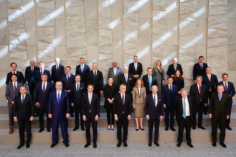 Șefii de state din NATO s-au reunit pentru o fotografie de familie la începutul summit-ului extraordinar al alianței. | Foto: EPA-EFE/STEPHANIE LECOCQ