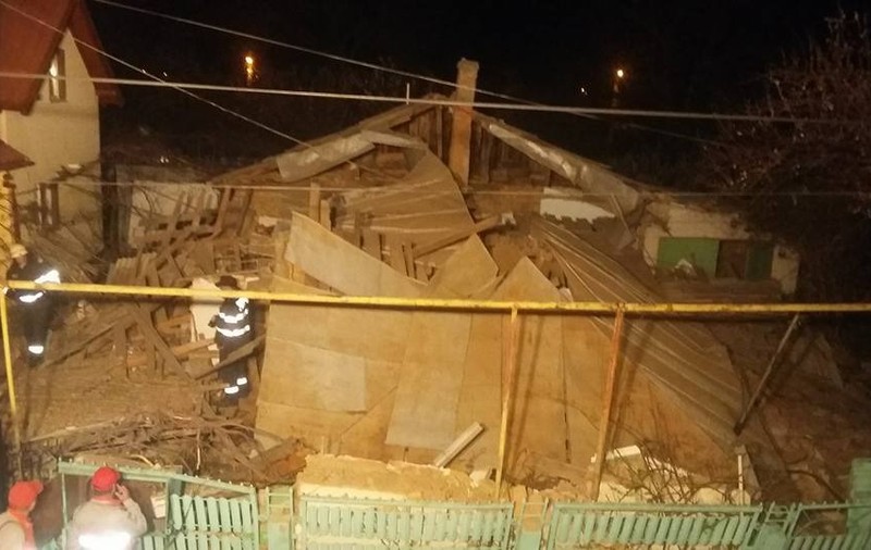 Casă prăbușită peste o bătrână, în urma unei explozii puternice în Roman. Femeia a fost grav rănită/ FOTO