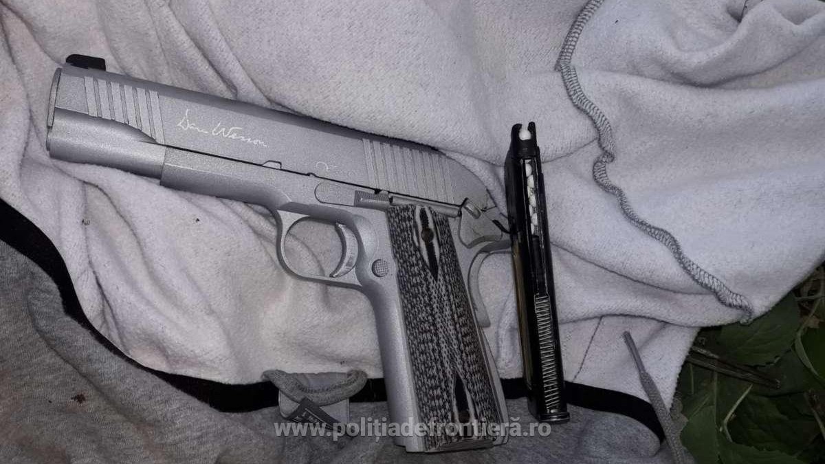 Un tânăr a amenințat mai mulți oameni cu un pistol ca să fure o mașină. Pistol cu bile