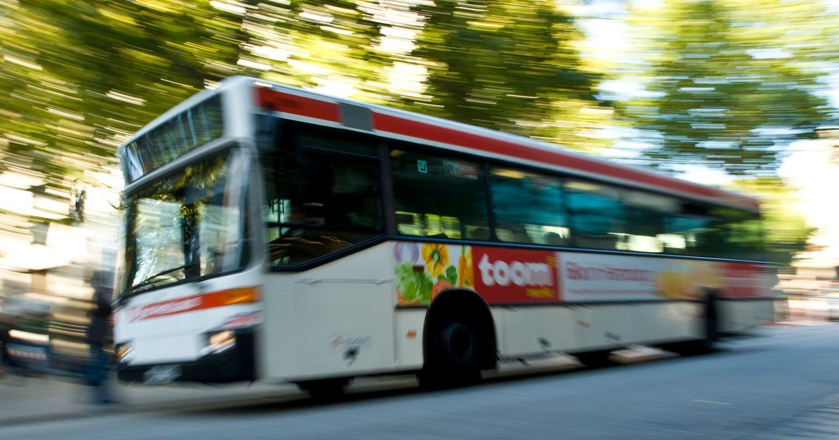 Un adolescent de 15 ani a furat un autobuz și a mers 130 km doar ca să-și ducă iubita la școală.