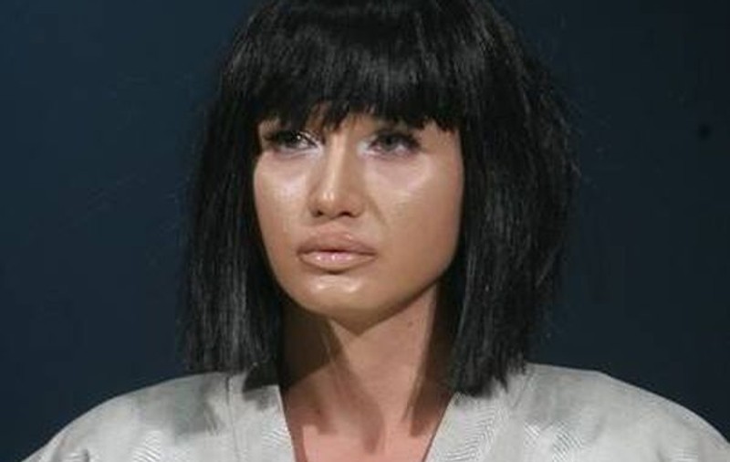 De la RĂŢUŞCA cea URÂTĂ la LEBĂDA GRAŢIOASĂ! Vezi de cât machiaj are nevoie Elena Băsescu pentru a arăta PERFECT! FOTO
