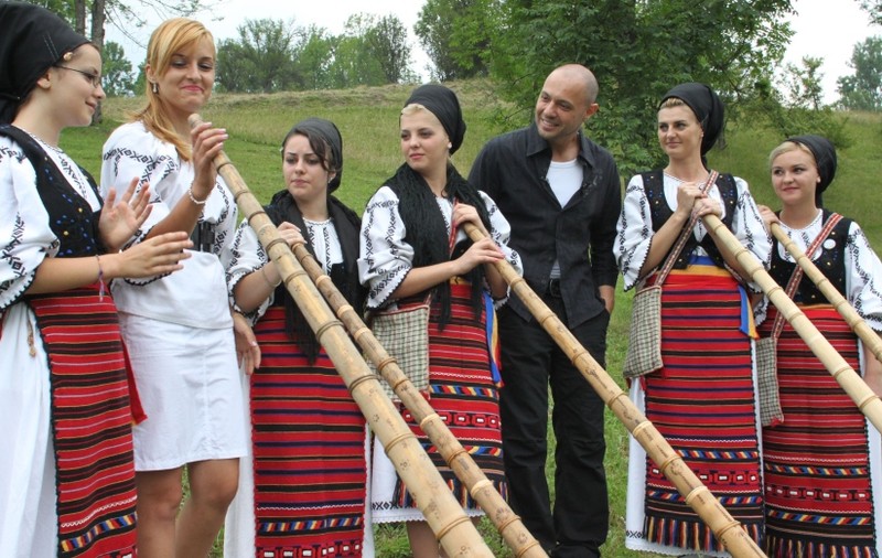 Mihai Mitoşeru vrea să transforme în dive fetele de la ţară