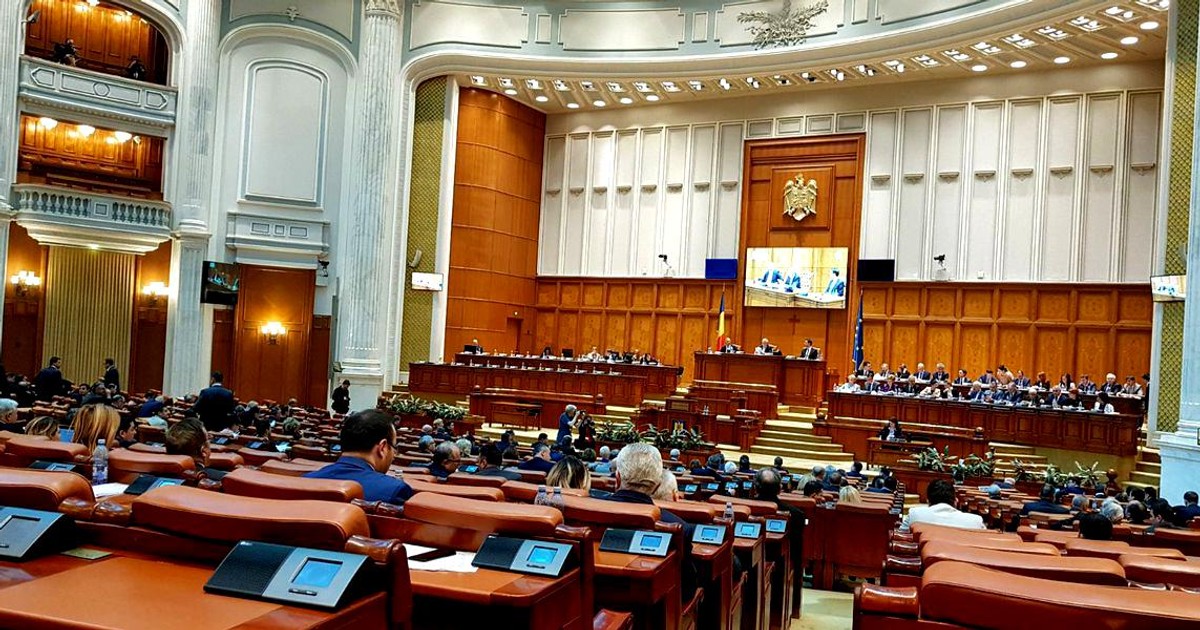 Parlamentul a votat o lege care scumpește indirect carburanții. 900 de firme vor fi scoase de pe piață. Vot în Camera Deputaților