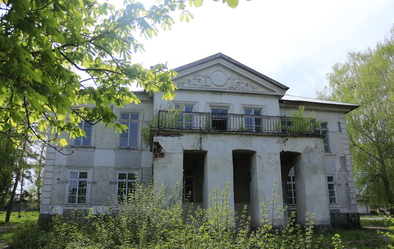 Proprietarii donează conacul Sturza, dar primăria nu-l prea vrea. Una dintre cele mai frumoase clădiri din zona Sucevei, propusă să facă parte din Patrimoniul Național, e abandonată de toată lumea