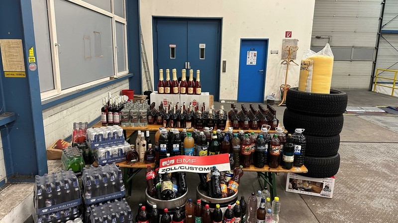 Alcoolul descoperit în autocarul moldovenesc. Foto: Vama austriacă