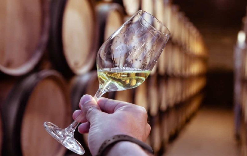 Un butoi cu 228 de litri de vin a fost vândut pentru aproximativ 400.000 de euro la o licitație