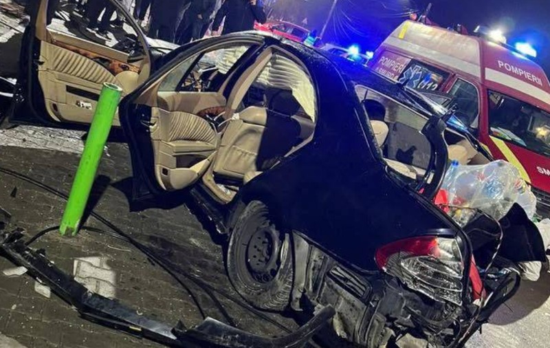 Un șofer turc a intrat cu peste 100 km/h într-un sens giratoriu din Ilfov, a sărit peste el și a aterizat pe o clădire