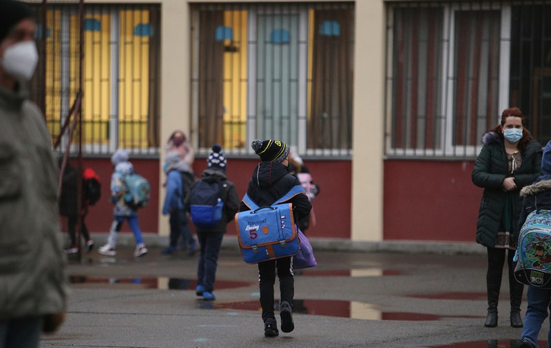 Filmul incidentului în care un băiat s-a aruncat de la etajul I al unei școli din București. A stat două ore singur în laboratorul de fizică