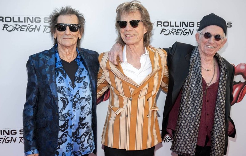 Ronnie Wood, chitaristul Rolling Stones, obligat să-și vopsească în negru ușa roz a casei de 7.000.000 de lire