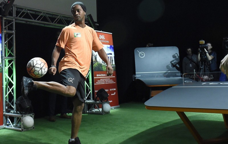 Ronaldinho s-a apucat de baschet / VIDEO