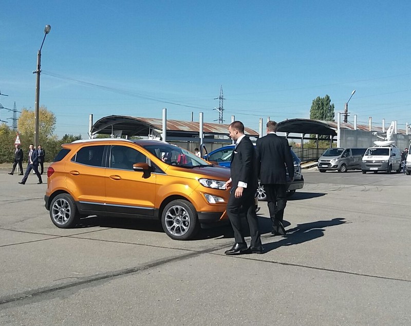Klaus Iohannis a testat noul Ford EcoSport, cu Simone Tempestini, campionul României la raliu. Președintele, la un pas de a lovi o bordură | FOTO ȘI VIDEO