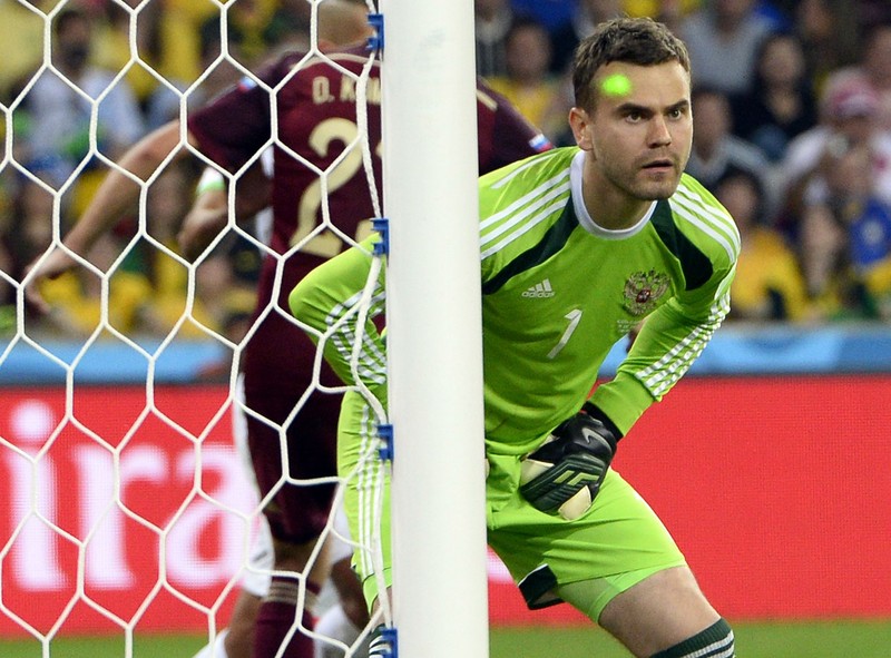 Portarul Igor Akinfeev chiar a fost deranjat de un laser, la faza premergătoare golului algerian, aseară, la Curitiba FOTO: EPA
