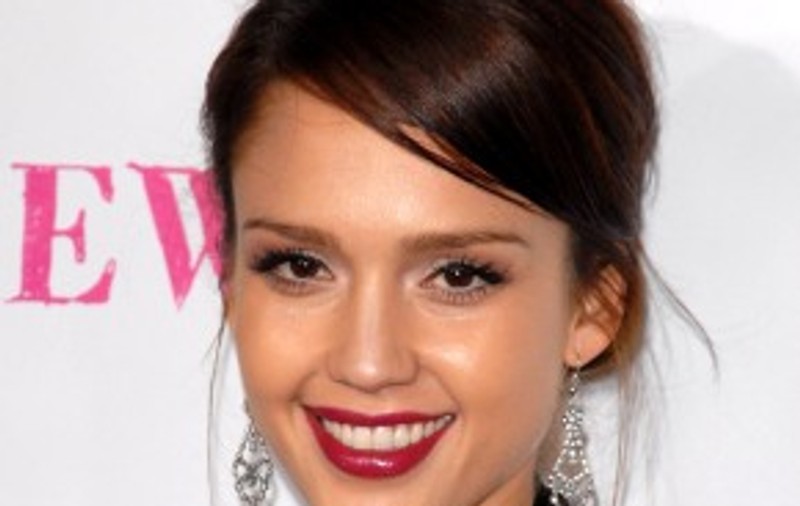 Jessica Alba, fericită cu celulită şi vergeturi