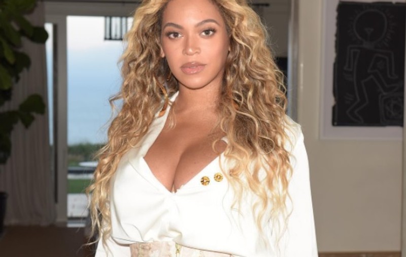 Beyonce a ieșit în oraș într-o ținută provocatoare, la o lună după ce a născut gemeni