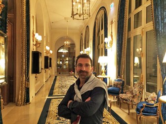 Paul Amarica deține o galerie de artă pe Champs Elysee