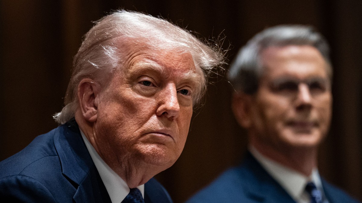 Donald Trump (în prim-plan) și secretarul Trezoreriei americane Scott Bessent Foto: Hepta