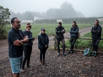 Radu Țăndărescu, managerul fermei Old Parsonage, la ședința cu muncitorii de la șapte dimineața. Cobham, Kent, septembrie 2021