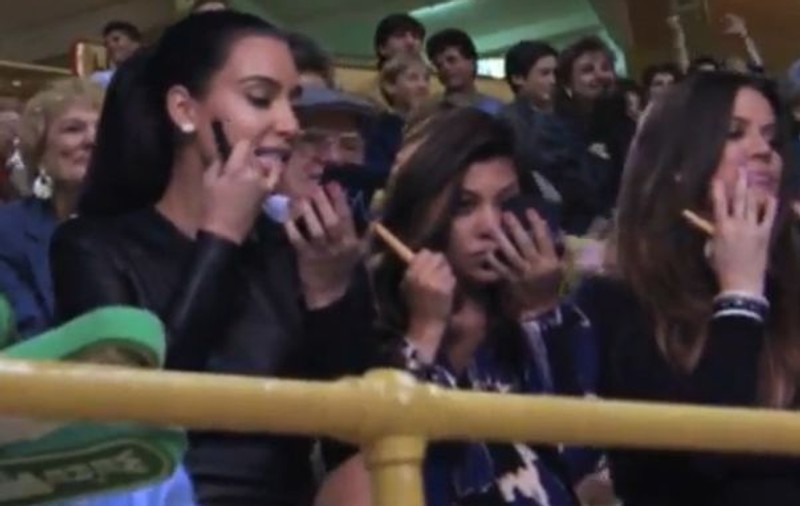 CE PIŢIPOANCE! Kim Kardashian şi surorile ei se machiază în tribună, la un meci de baschet