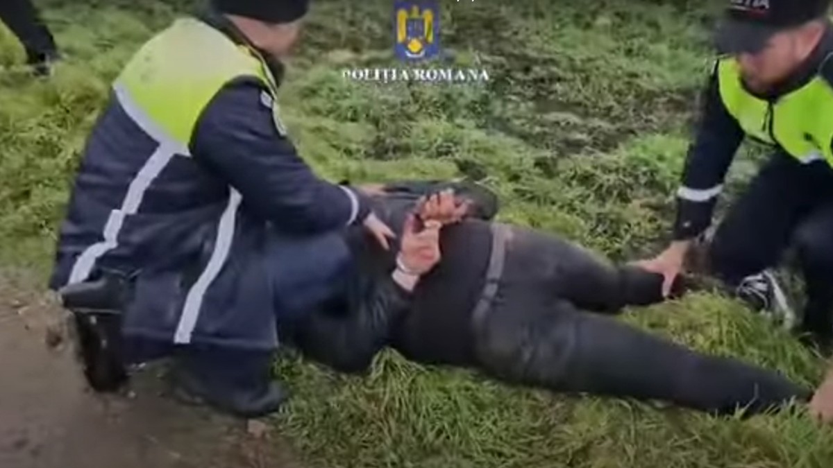 bărbat imobilizat de politisti