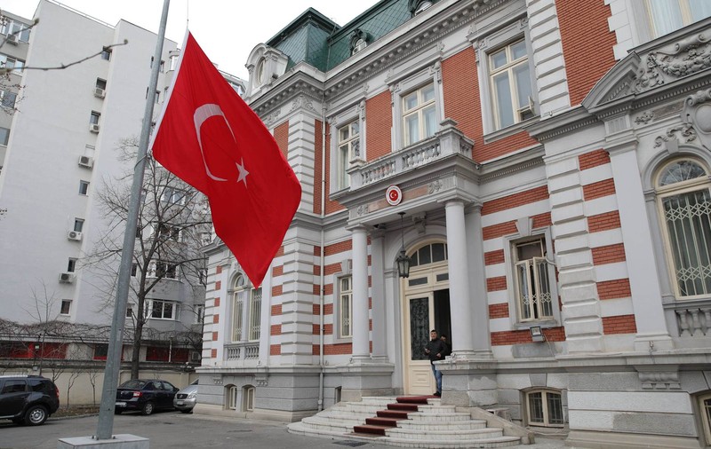Ambasada Turciei la București a deschis o carte de condoleanțe pentru victimele cutremurului