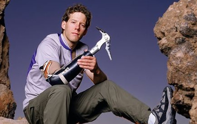 Aron Ralston, alpinistul care a vrut să-și amputeze singur o mână, participă la Minute to win it