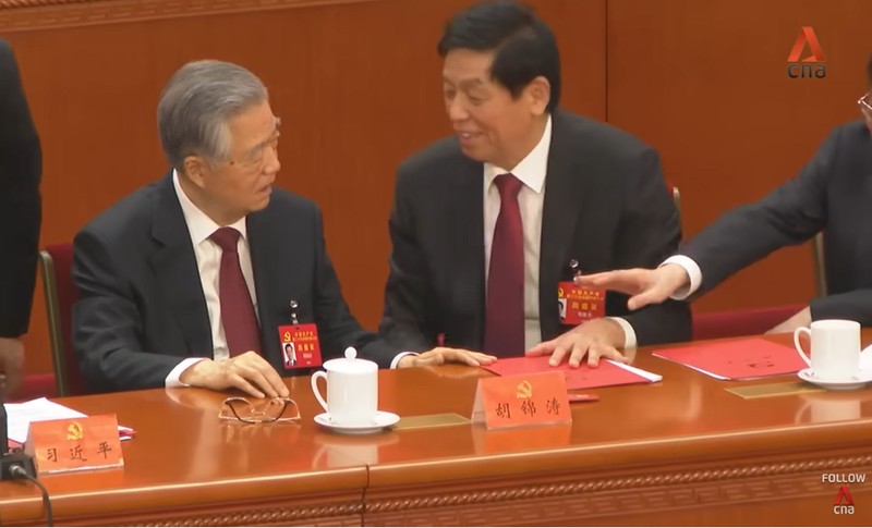 Hu Jintao (stânga), discutând cu Li Zhanshu, în timp ce Wang Huning (dreapta) face niște gesturi cu mâna către fostul lider chinez / Captură video
