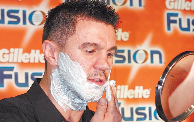 Mihai Leu :«Stau şi o oră în faţa oglinzii»