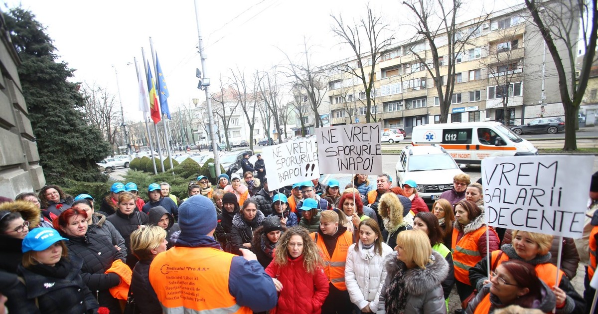 Protest în stradă al angajaților DGASPC Timiș, supărați că au rămas fără sporuri: "Nu vă bateți joc de noi/ suntem oameni, nu gunoi!"