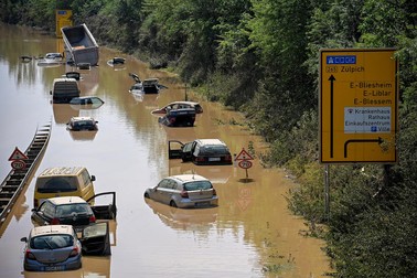 Inundațiile au provocat probleme și sâmbătă. Mai multe mașini au fost luate de puhoaie pe o autostradă din orașul german Erftstadt | Foto: EPA