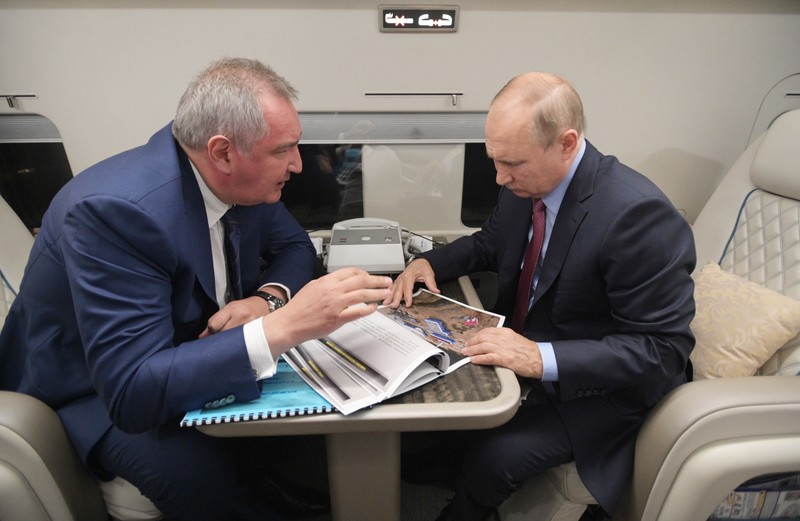 Rogozin, stânga, este un apropiat al președintelui rus Vladimir Putin. Foto: EPA