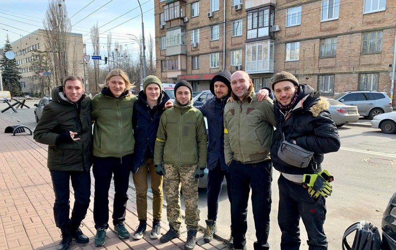 Membrii unei trupe pop-rock care l-a avut pe Zelenski într-un clip muzical, luptă acum pentru Kiev