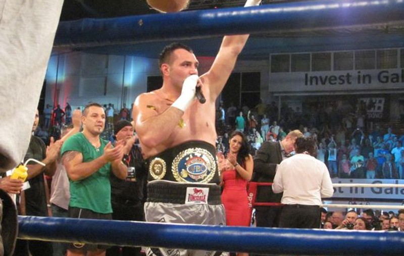 Hammer şi-a apărat centura! ROMÂNUL L-A FĂCUT K.O. pe adversarul său. VEZI FOTO SPECTACULOS