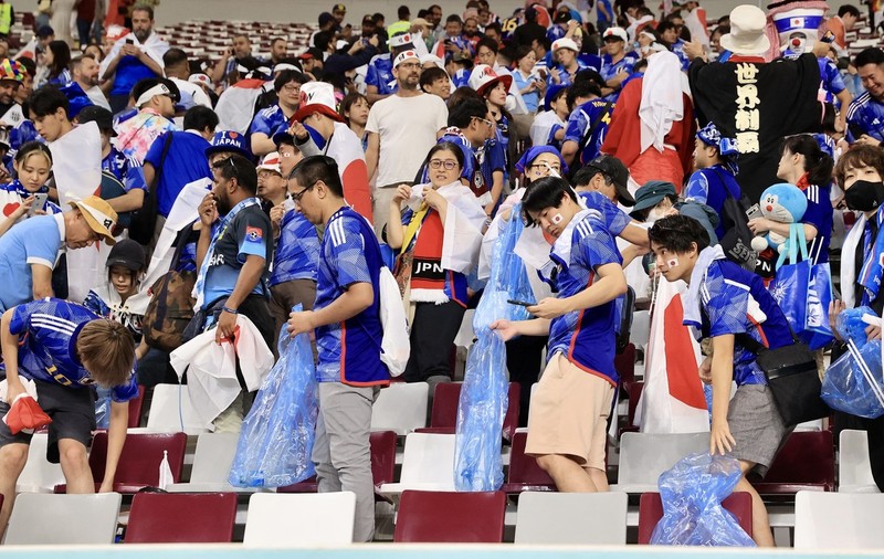 Lecție de civilizație. Fanii Japoniei au strâns gunoiul de pe stadion, după victoria cu Germania