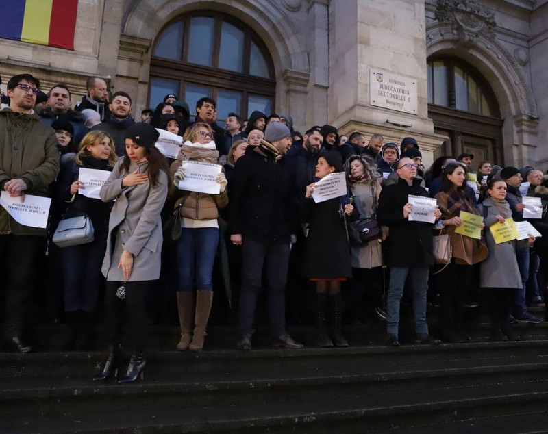 Judecătorii și procurorii au umplut treptele Palatului de Justiție de la București. Au protestat față de modificările aduse legilor Justiției |VIDEO