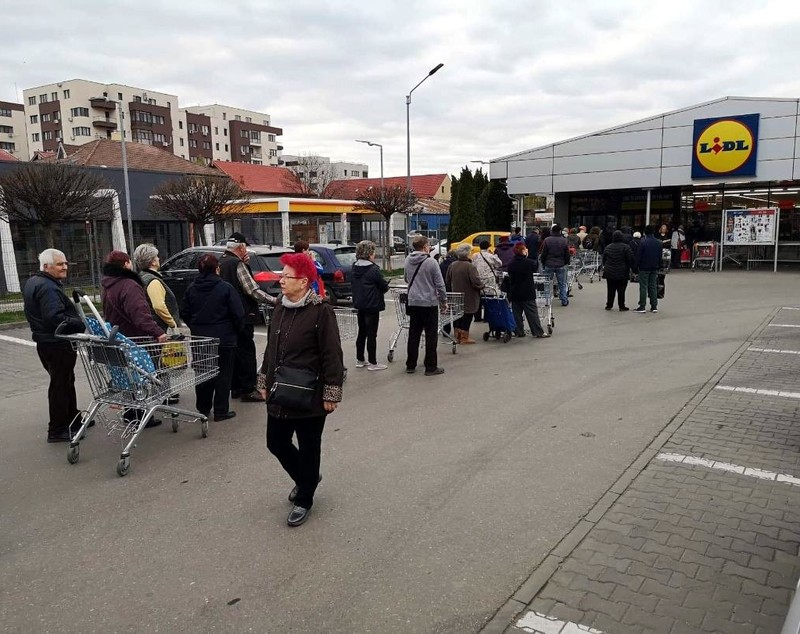 Măsuri severe luate de lanţurile de magazine în criza de coronavirus. Un hipermarket a pus gardieni la uşă