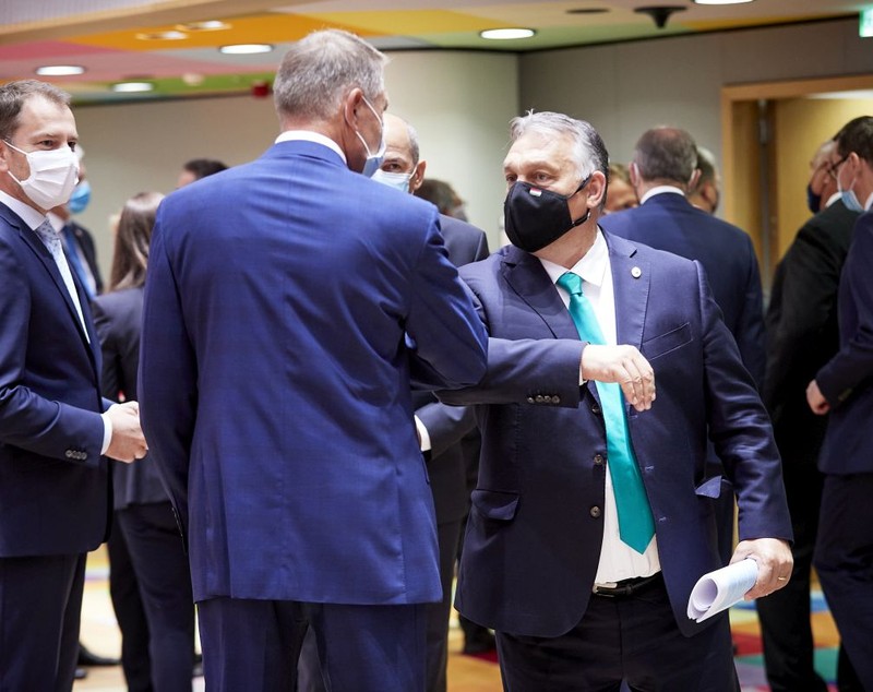 FOTO/VIDEO | Imagini virale la Consiliul European: Iohannis și liderii UE se salută cu coatele, premierul Bulgariei poartă masca în mod incorect