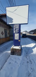 Chiar și panourile publicitare au brâu cu același model înflorat