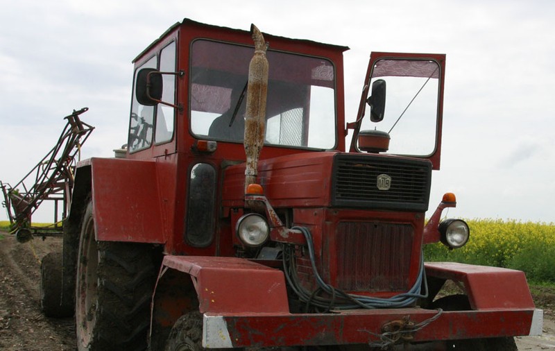 A dormit sub tractorul prăbuşit peste el 