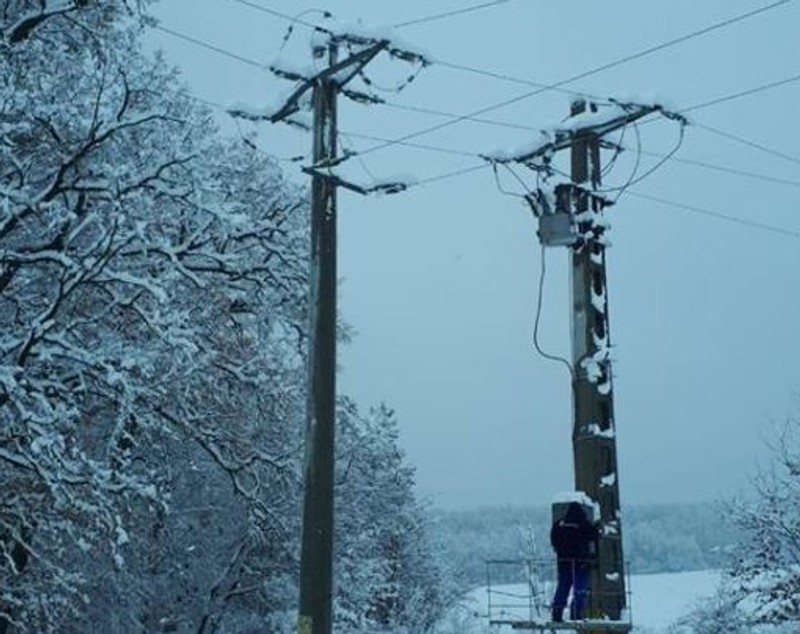 13 localităţi din județul Sibiu nu au curent electric, după viscol. "Intervenţiile sunt îngreunate de accesul dificil"
