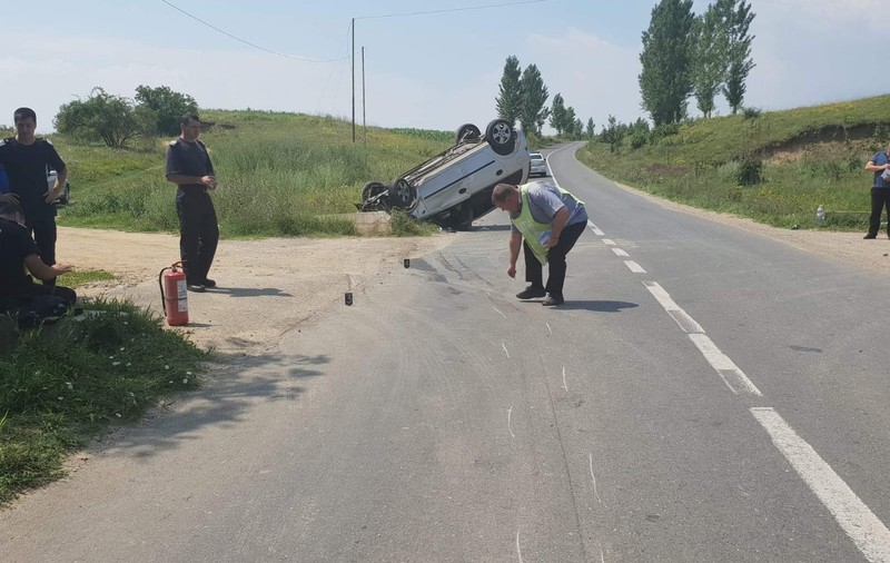 Accident cumplit în Râmnicu Sărat. Șoferul a murit imediat după ce a ajutat la soaterea din mașină a soției și nepotului său